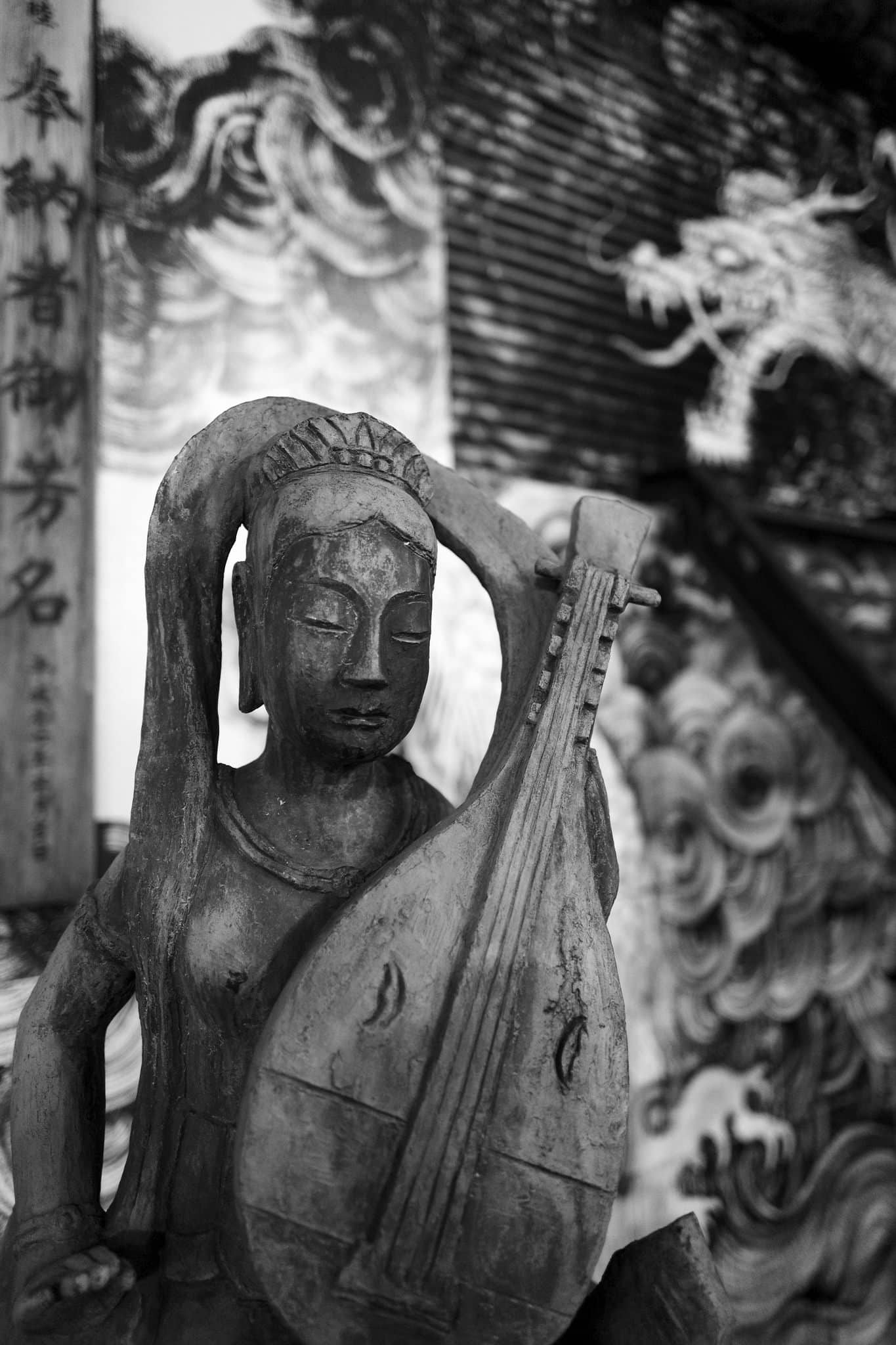 Lyre statue with dragon