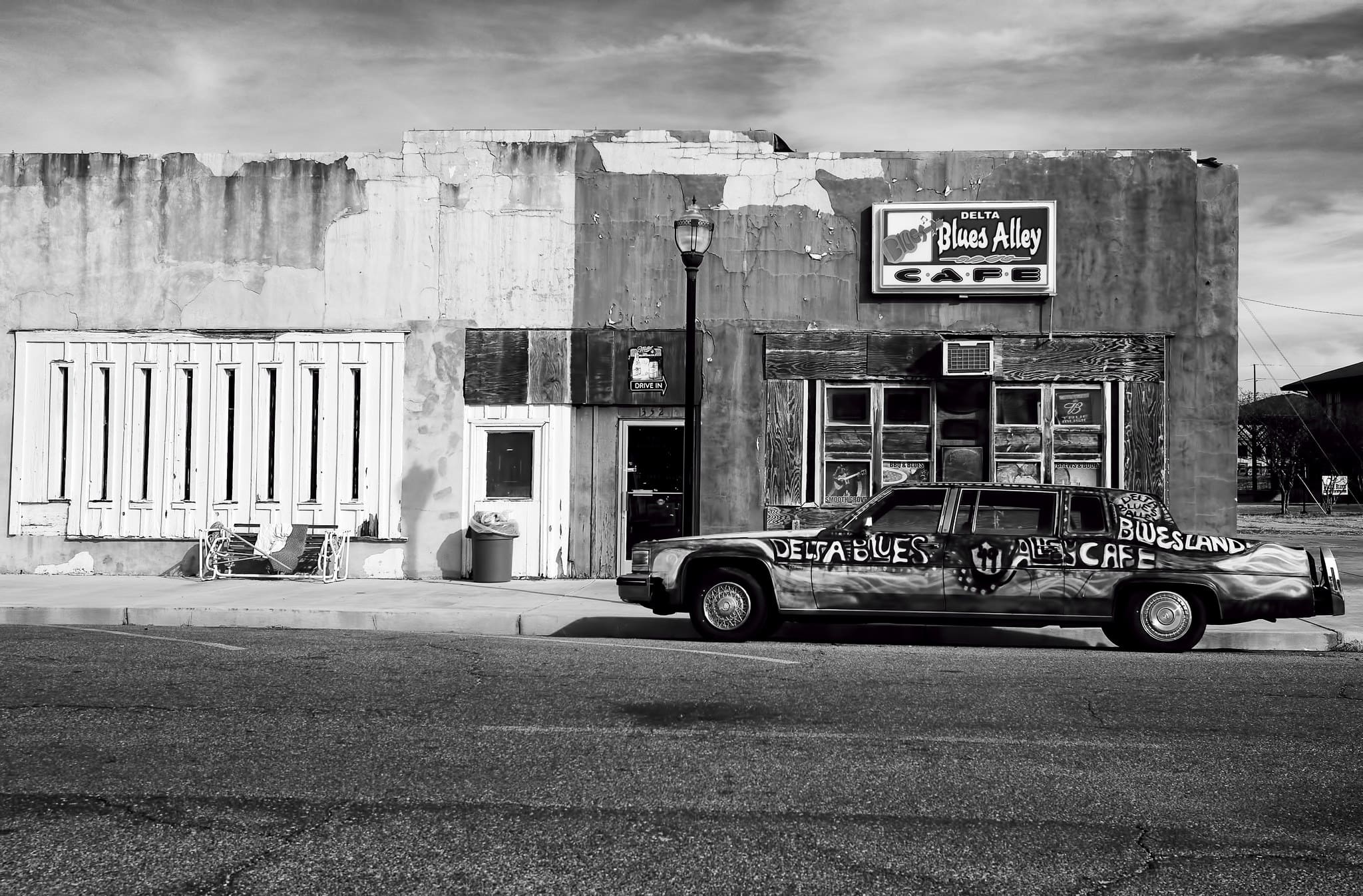 blues alley clarksdale art car