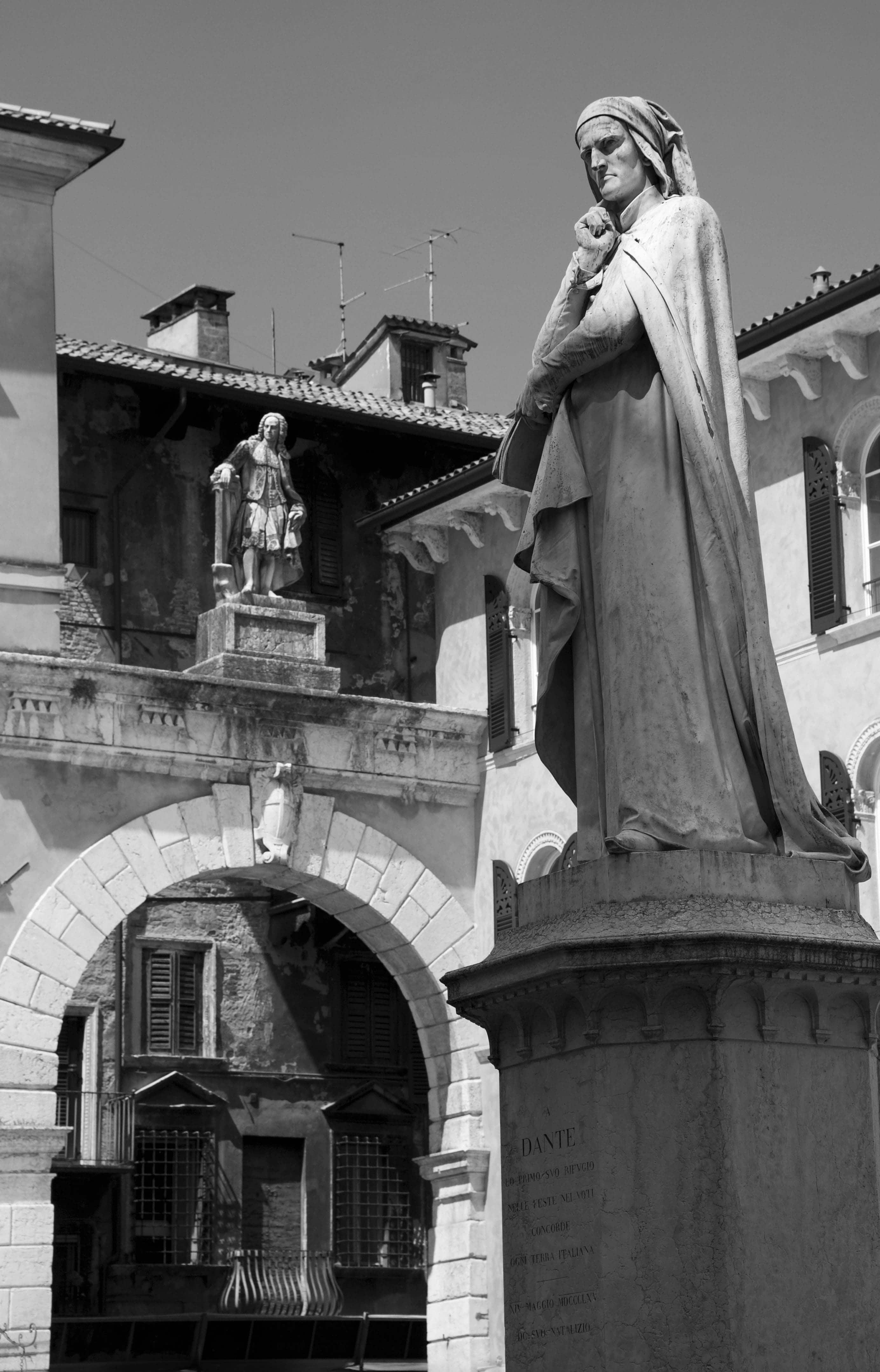 Dante Piazza dei Signori Verona Arch